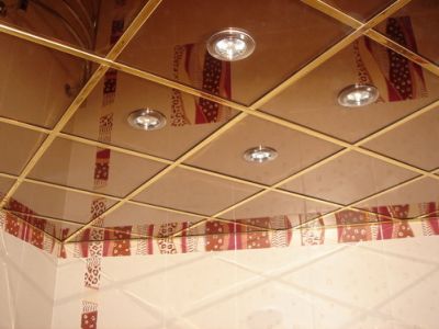 Подвесной потолок из зеркальных полистирольных панелей